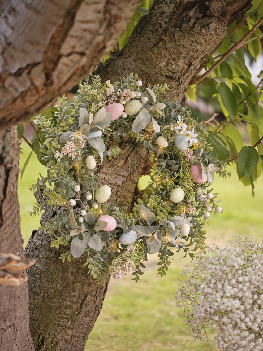 Frühlingskranz mit Lavendel aufgehangen