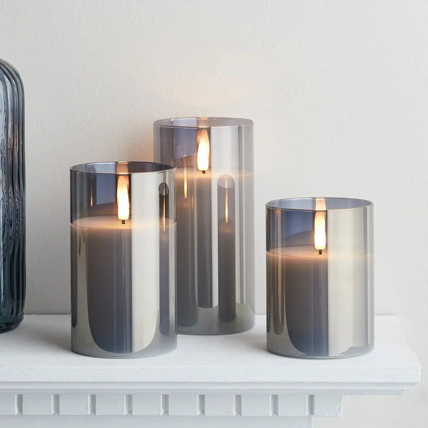 Exklusive TruGlow LED-Kerzen in grauen Glasgefäßen mit warmweißem Licht