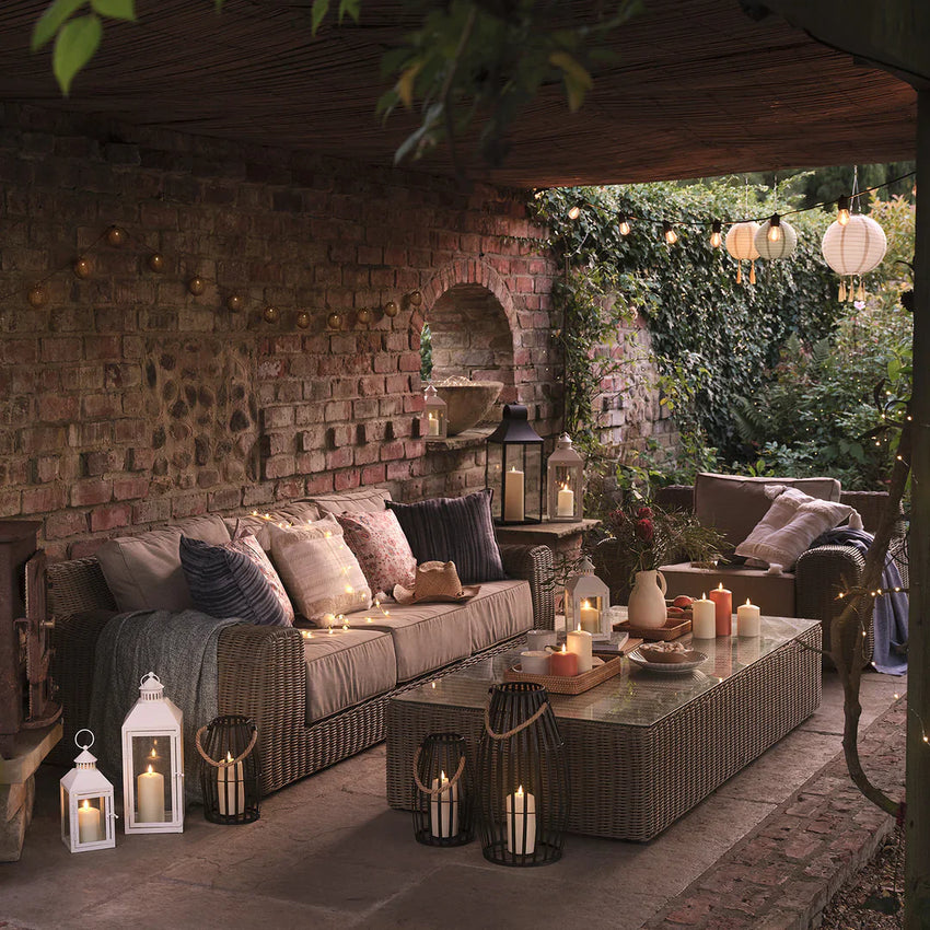 Komplette Outdoor-Kollektion mit Laternen, Kerzen und stimmungsvoller Gartenbeleuchtung