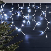 Pro Connect koppelbare Eiszapfen-Lichterkette mit kaltweißen LEDs an einer dunklen Außenwand