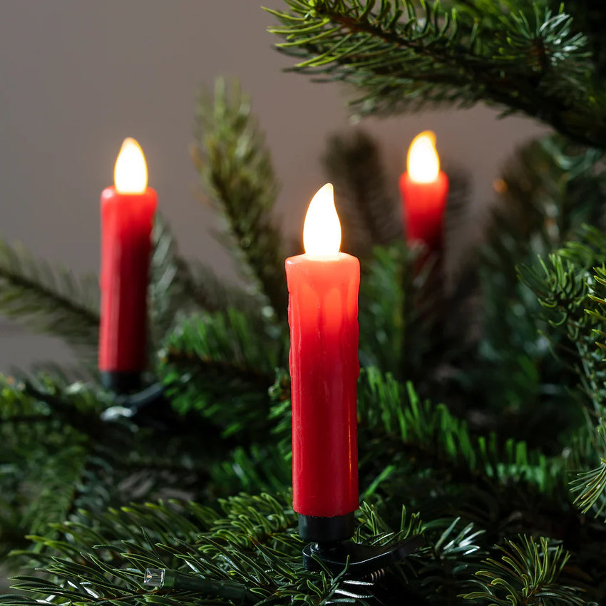 Rote LED-Baumkerzen mit warmweißem Licht an einem grünen Weihnachtsbaum