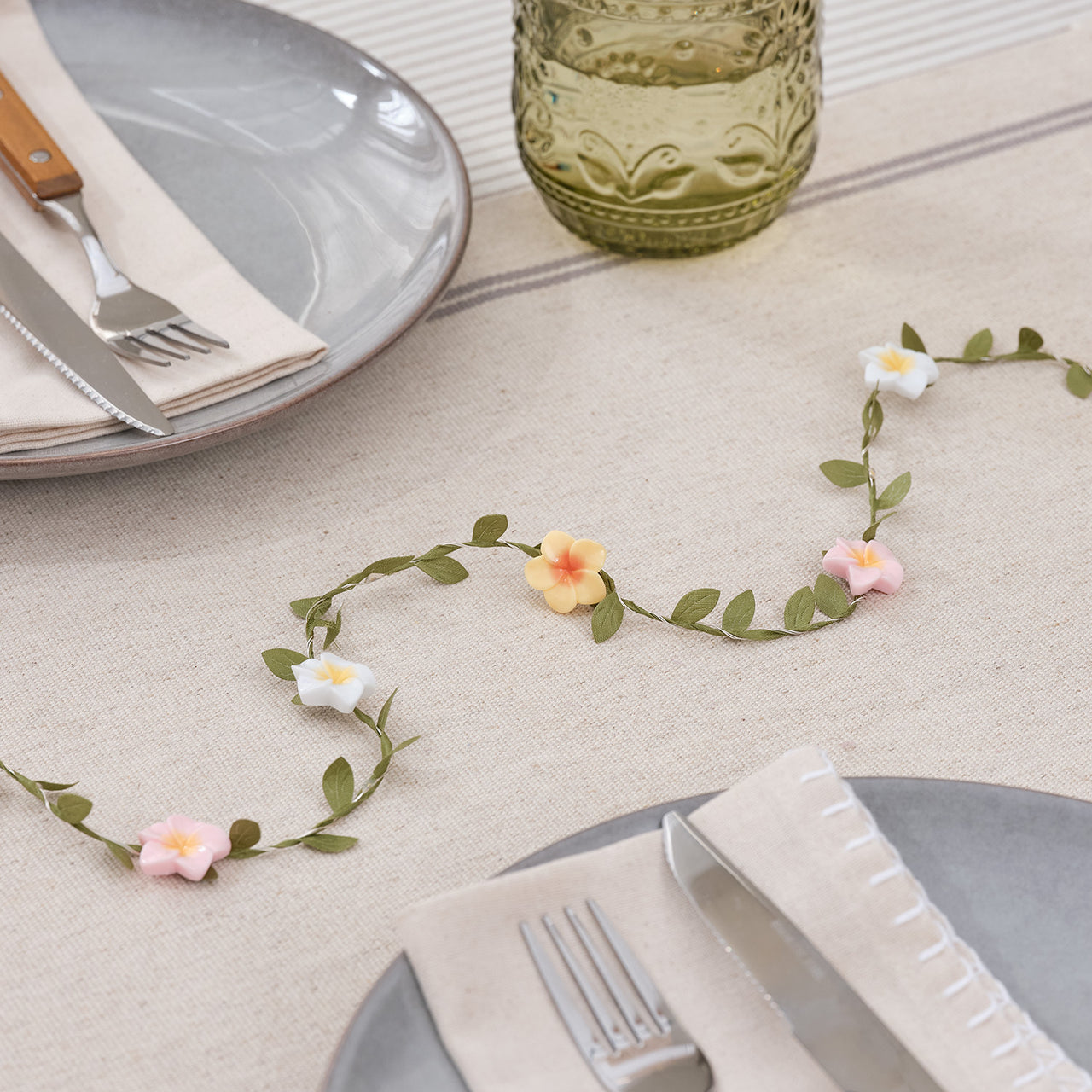 Mikro LED-Lichterkette mit Feldblumen auf Ostertisch