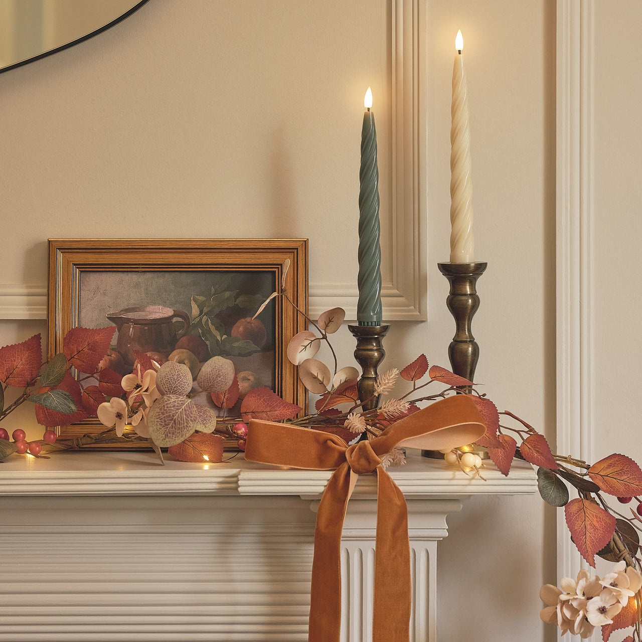 2er Set LED Herbstkranz mit Girlande 40 LEDs und Timer in Braun und Grün dekoriert auf Fensterbank