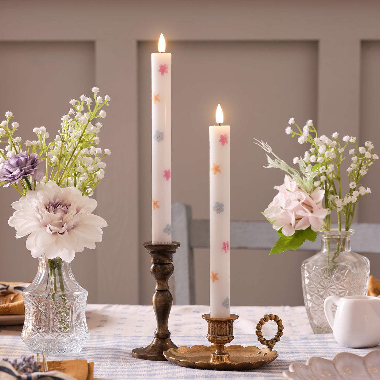 2er Set TruGlow® LED Stabkerzen aus Echtwachs mit Blumenmuster & Fernbedienung