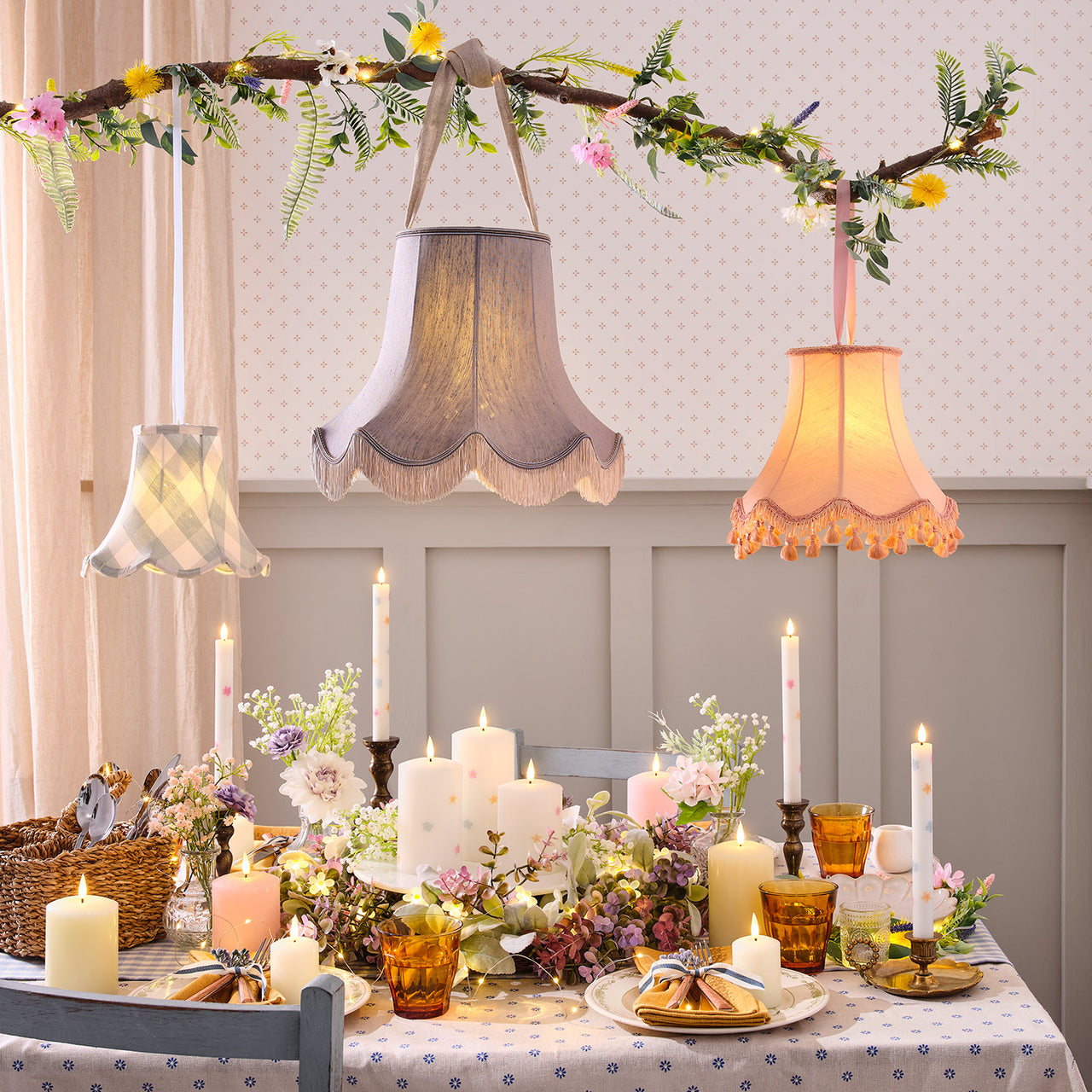 3er Set TruGlow® LED-Kerzen mit Blumen & Fernbedienung auf einem Frühlingstisch