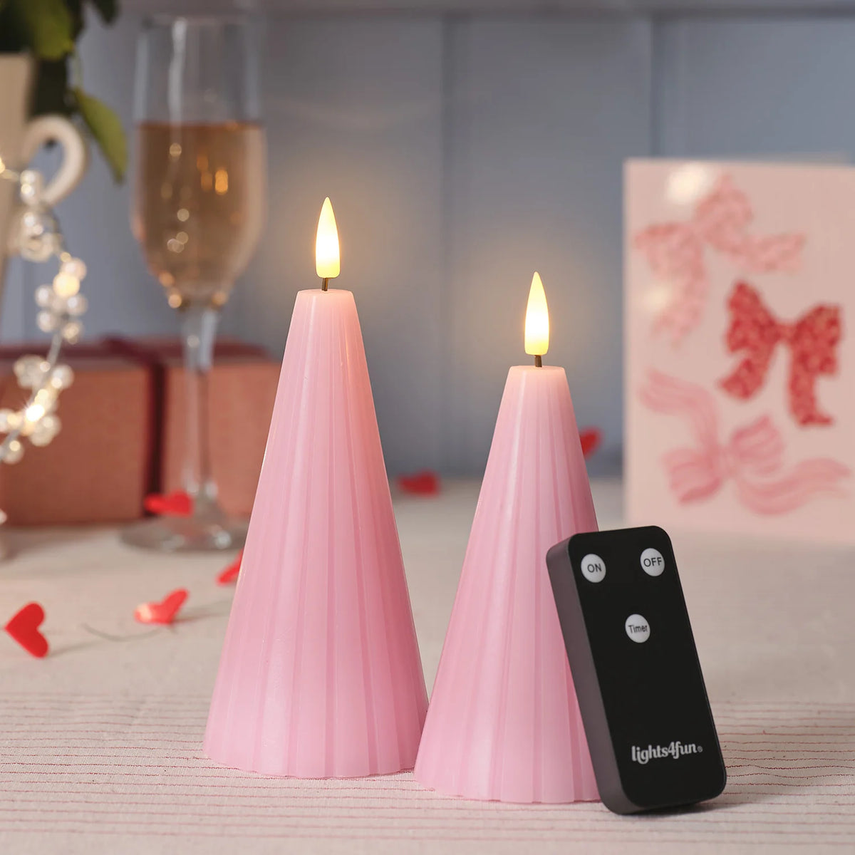 LED-Kegelkerzen mit Fernbedienung vor Valentinstagsdeko mit Herz und Rosen