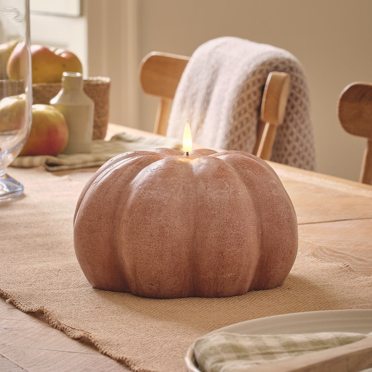 TruGlow® LED-Kürbiskerze aus Echtwachs in Herbsttönen mit Fernbedienung