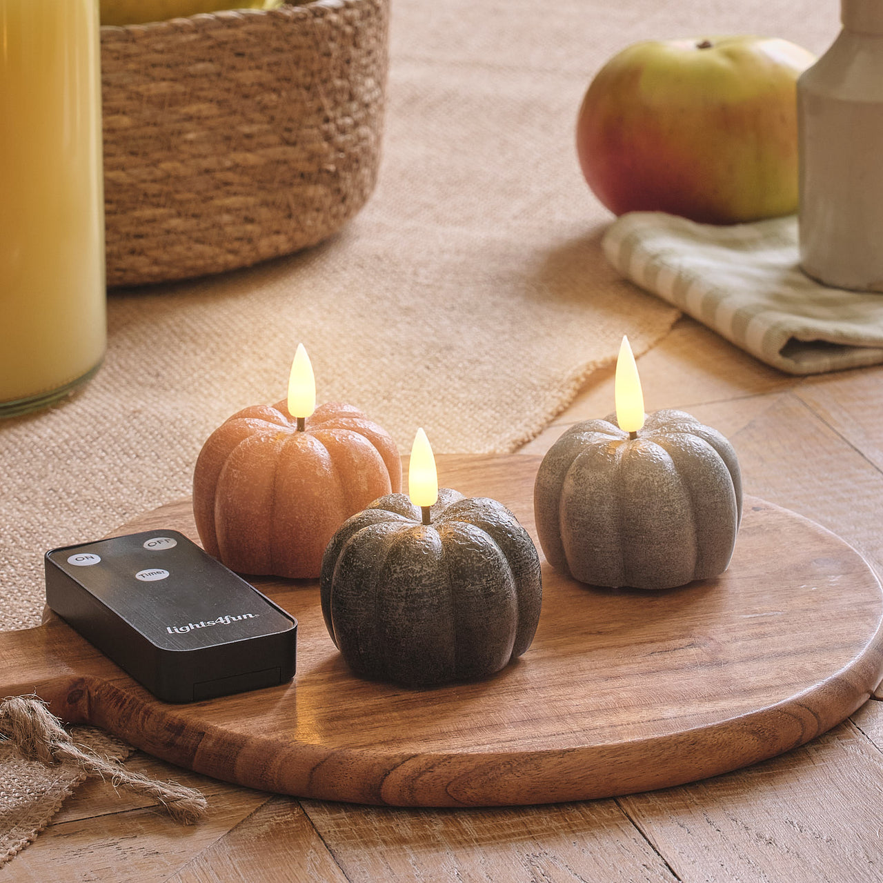 3 Mini TruGlow® LED-Kerzen in Kürbisform im Distressed-Look mit Fernbedienung auf Tablett