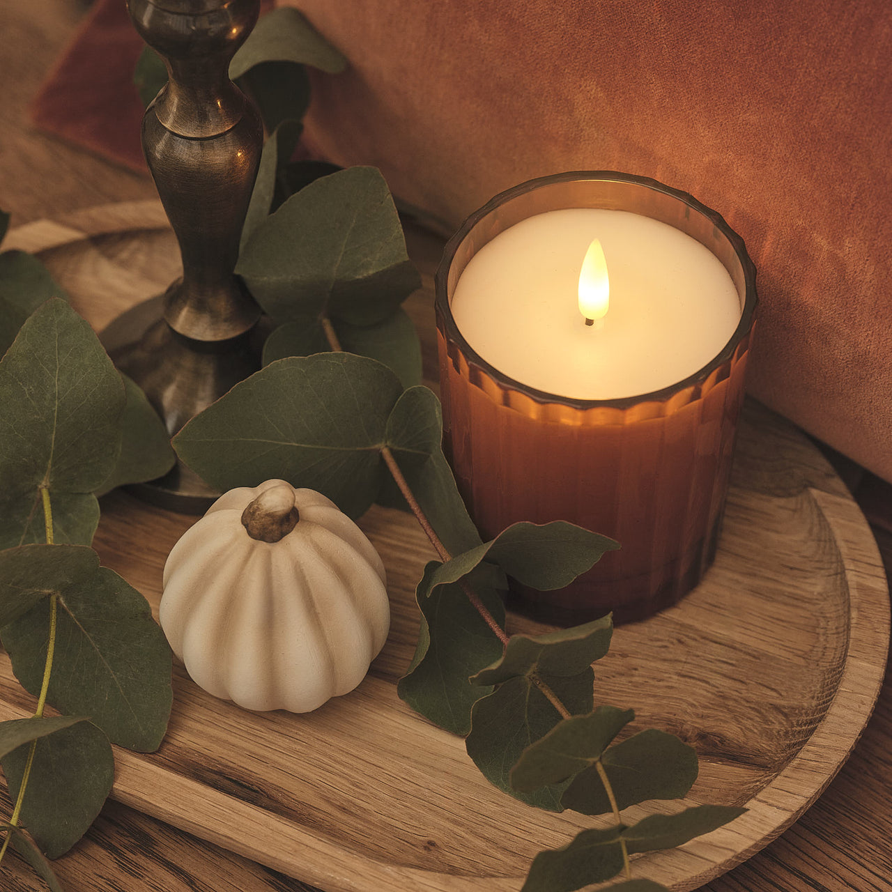TruGlow® LED-Kerze im geriffelten Glas mit Fernbedienung in Orange gestyled mit Nahaufnahme