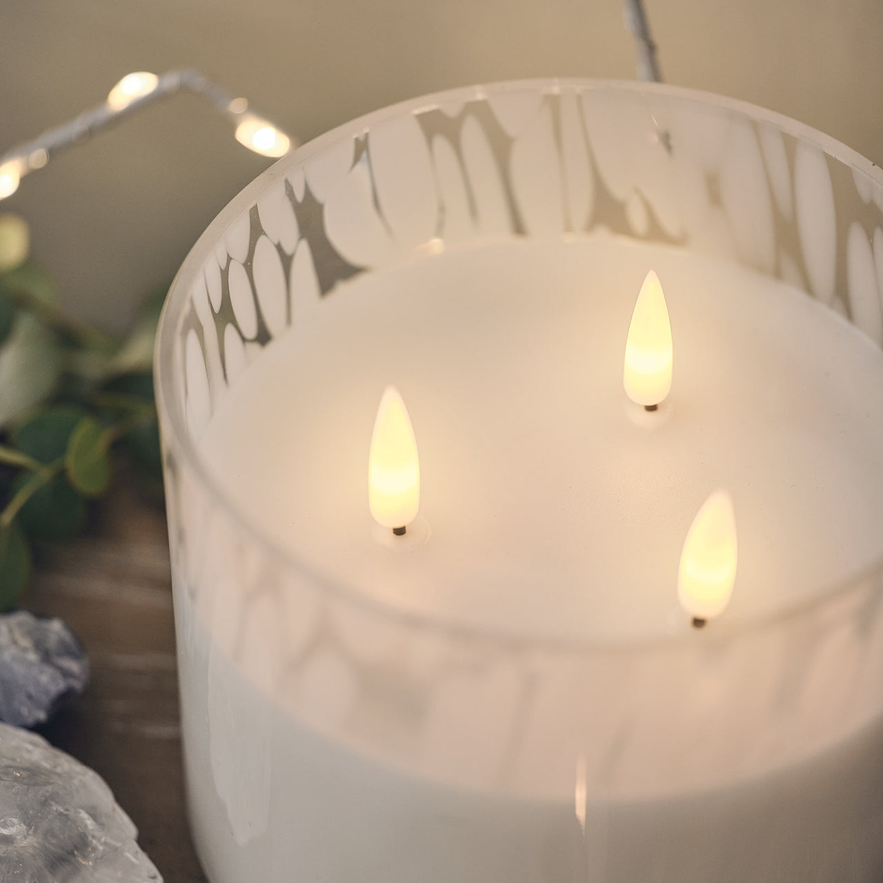 TruGlow® 3-Docht LED-Kerze im Konfetti-Glas mit Fernbedienung in Weiß Nahaufnahme