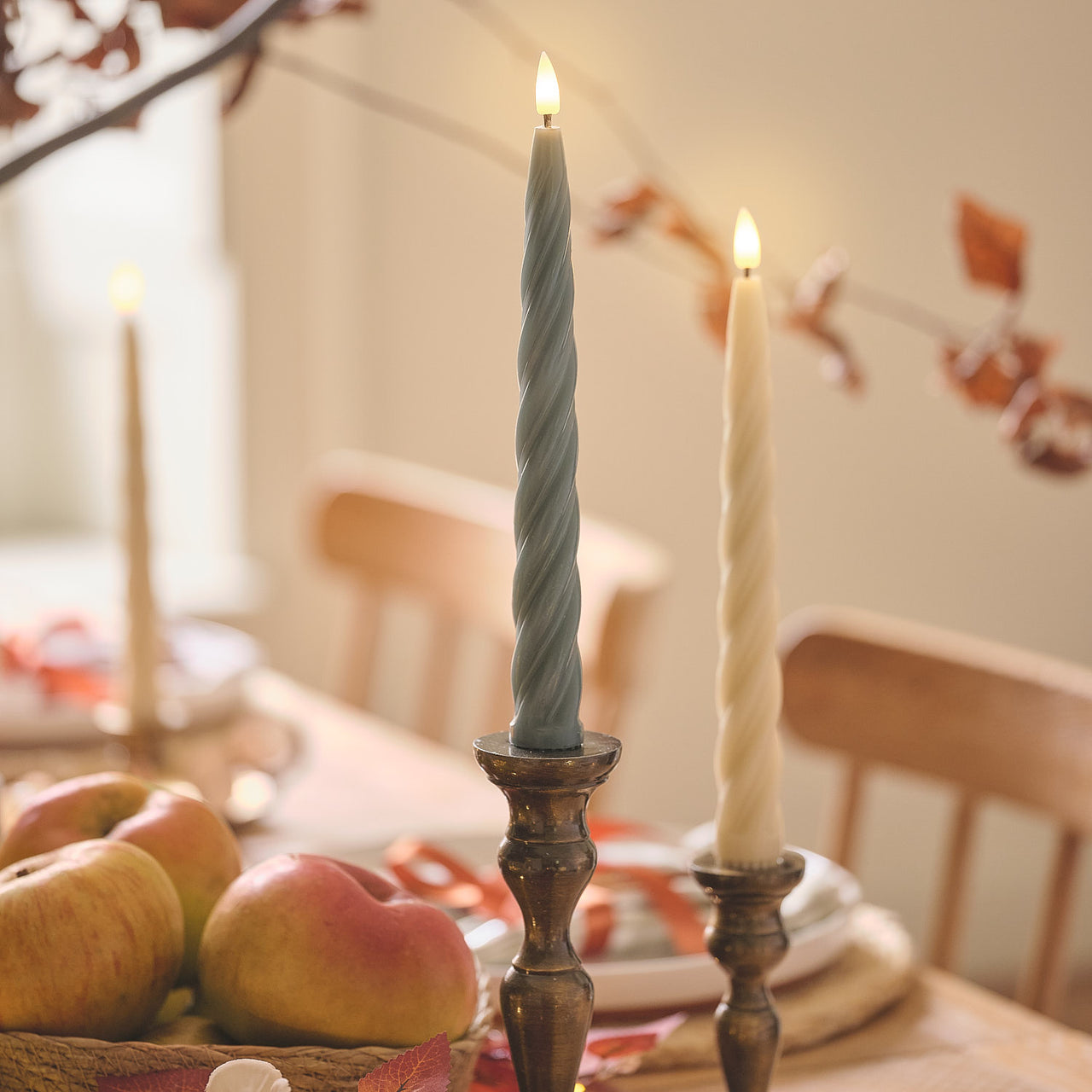 2er Set TruGlow® gedrehte LED-Stabkerzen mit Fernbedienung in Creme & Dunkelgrün