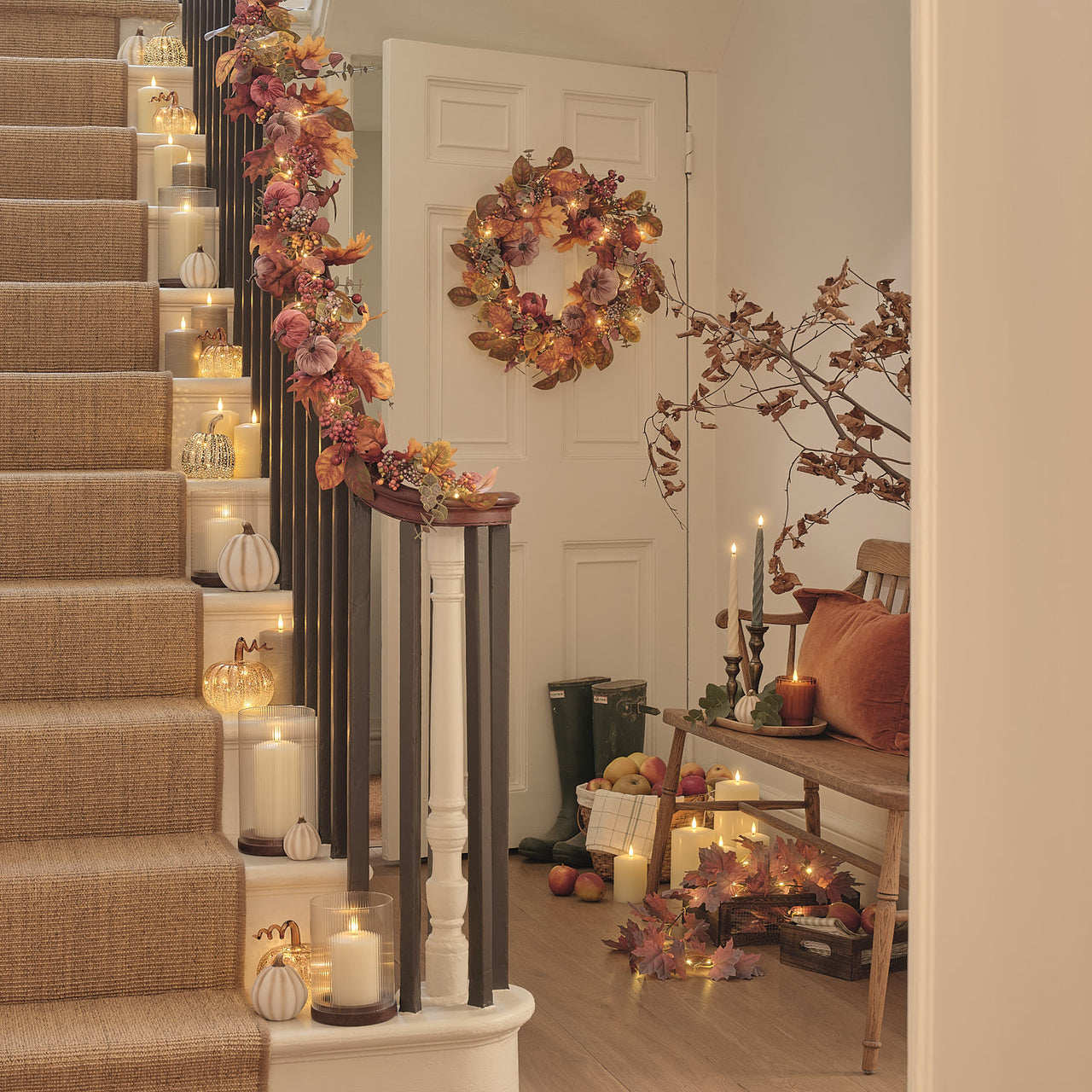 2,5 m LED-Herbstgirlande mit Ahornblättern & Timer Braun an Treppe
