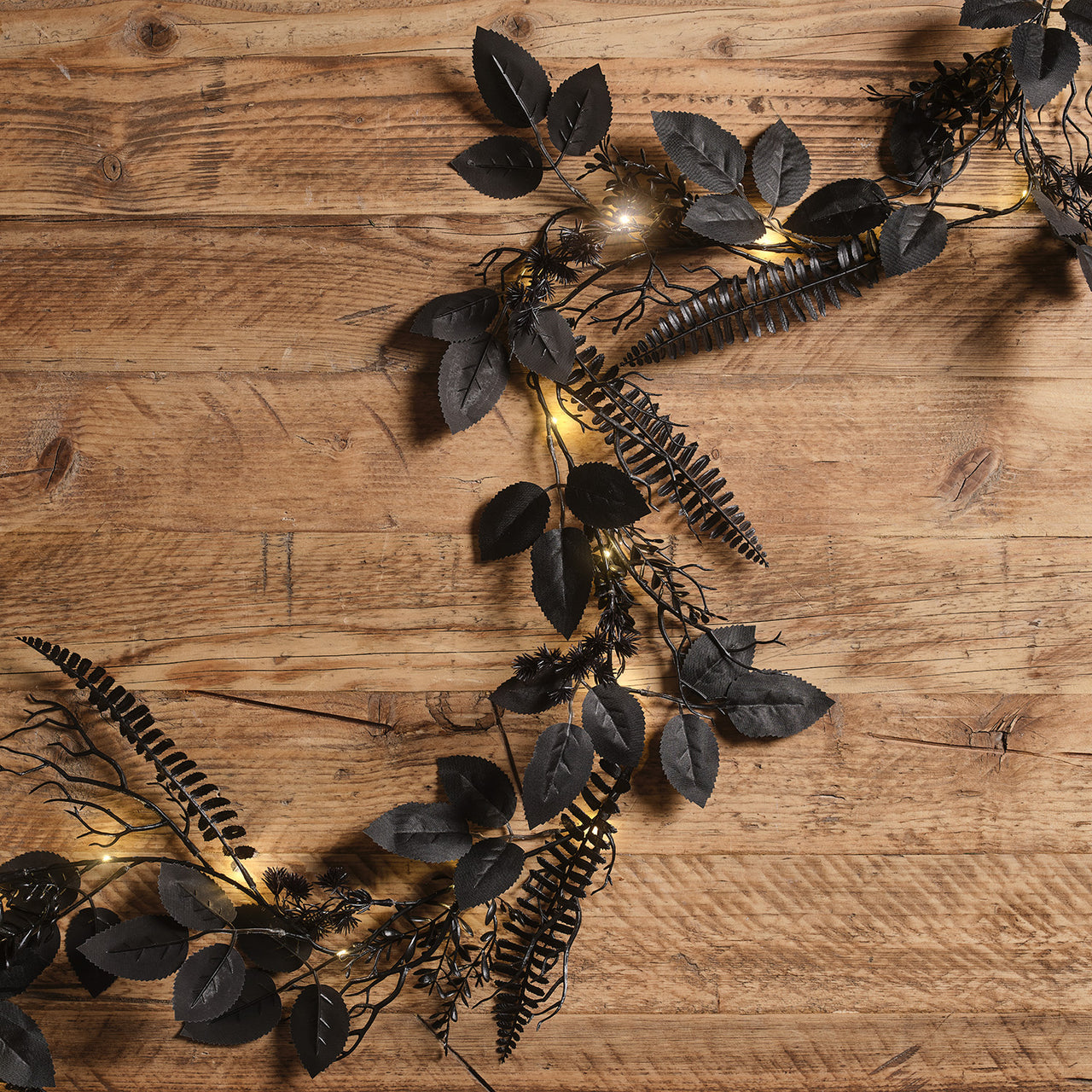 D-HA250123-Beleuchtetes_Halloween-Set_Schwarzer_Blaetter-Kranz_Girlande_3