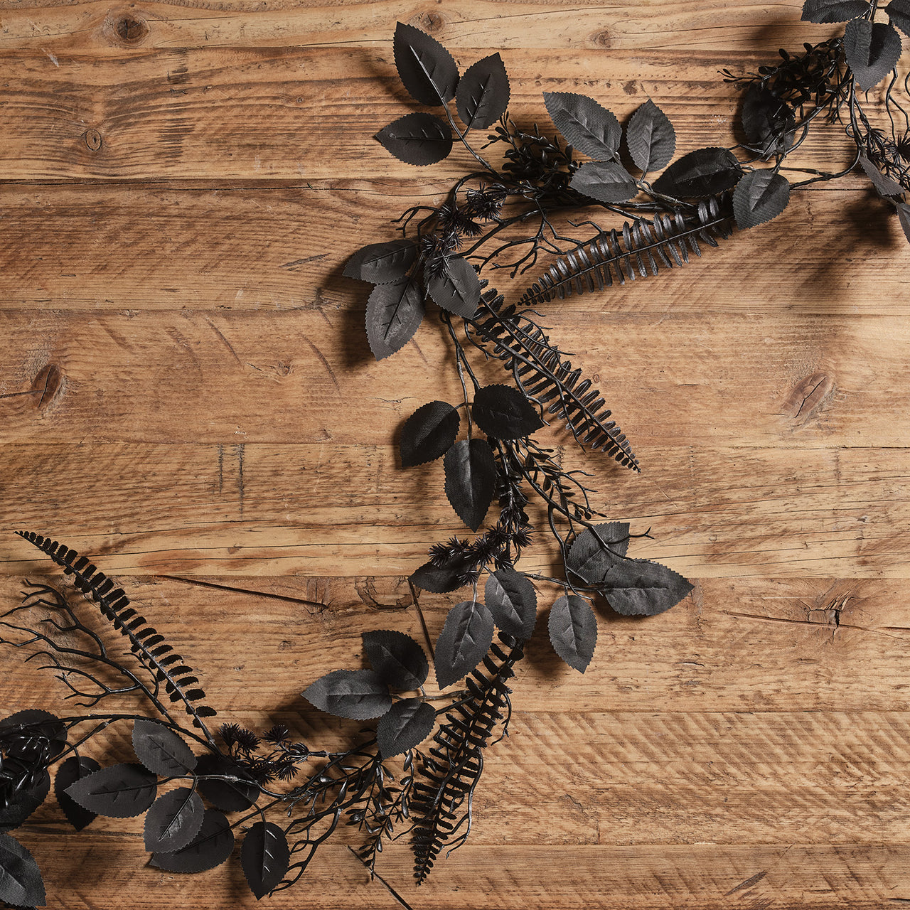 D-HA250123-Beleuchtetes_Halloween-Set_Schwarzer_Blaetter-Kranz_Girlande_4