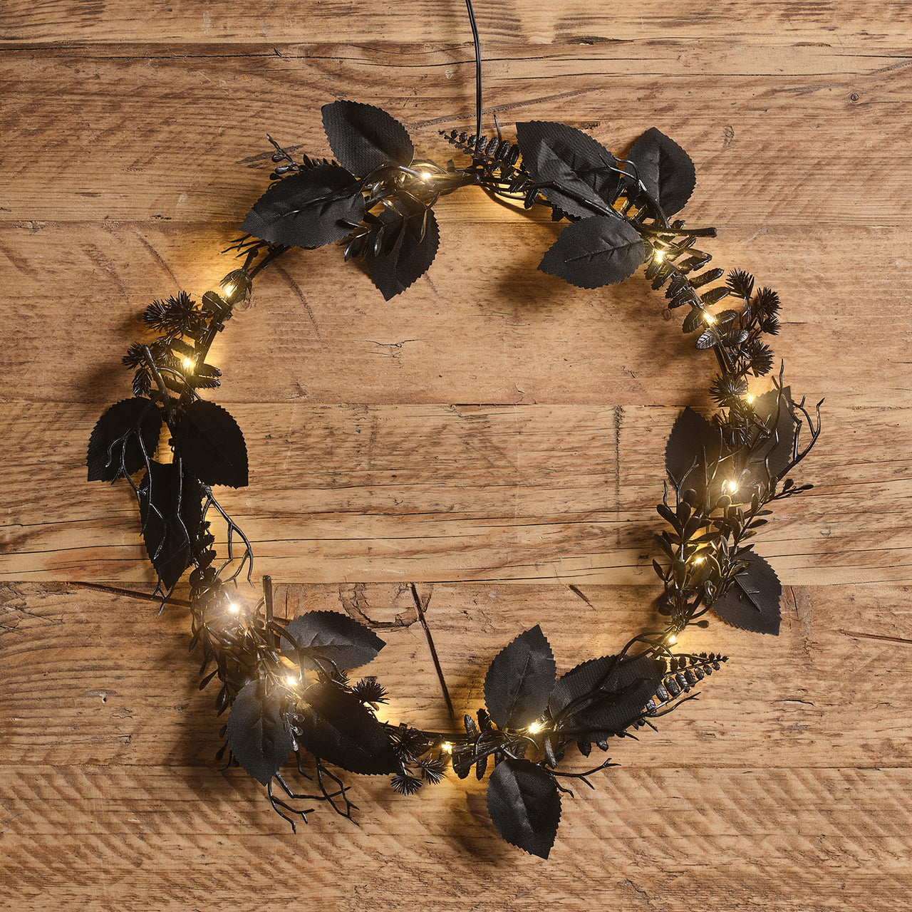 D-HA250123-Beleuchtetes_Halloween-Set_Schwarzer_Blaetter-Kranz_Girlande_5
