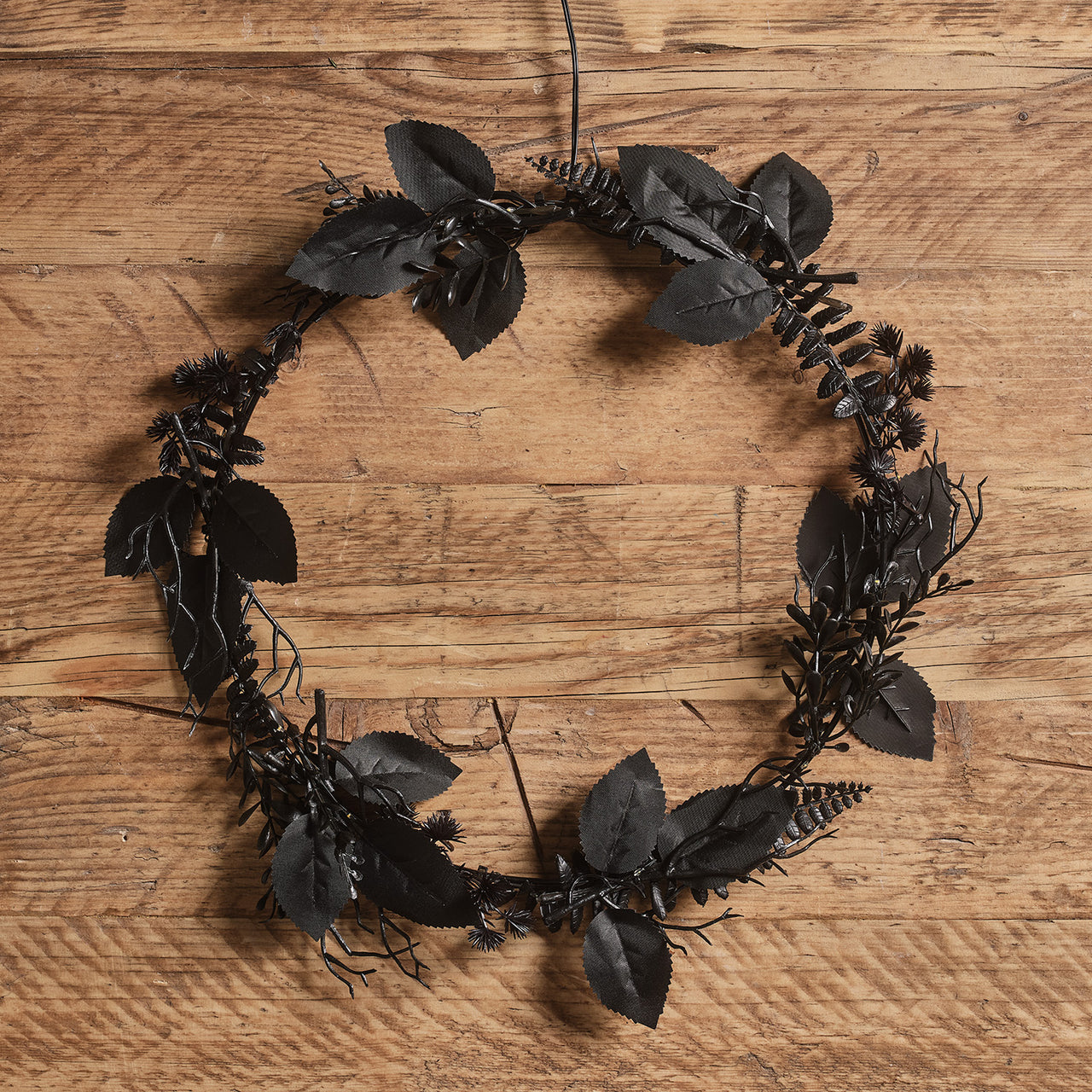 D-HA250123-Beleuchtetes_Halloween-Set_Schwarzer_Blaetter-Kranz_Girlande_6