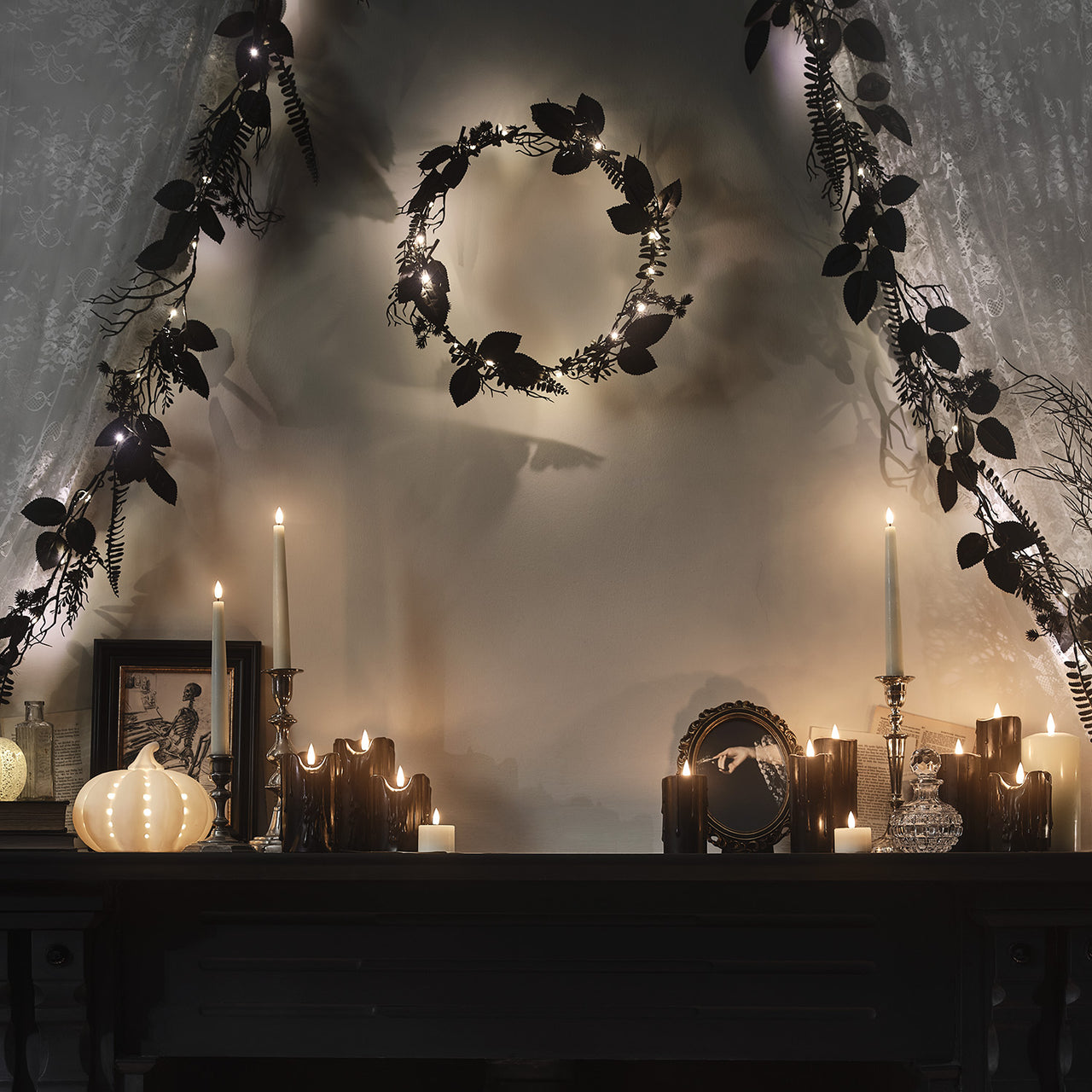 D-HA250123-Beleuchtetes_Halloween-Set_Schwarzer_Blaetter-Kranz_Girlande_7
