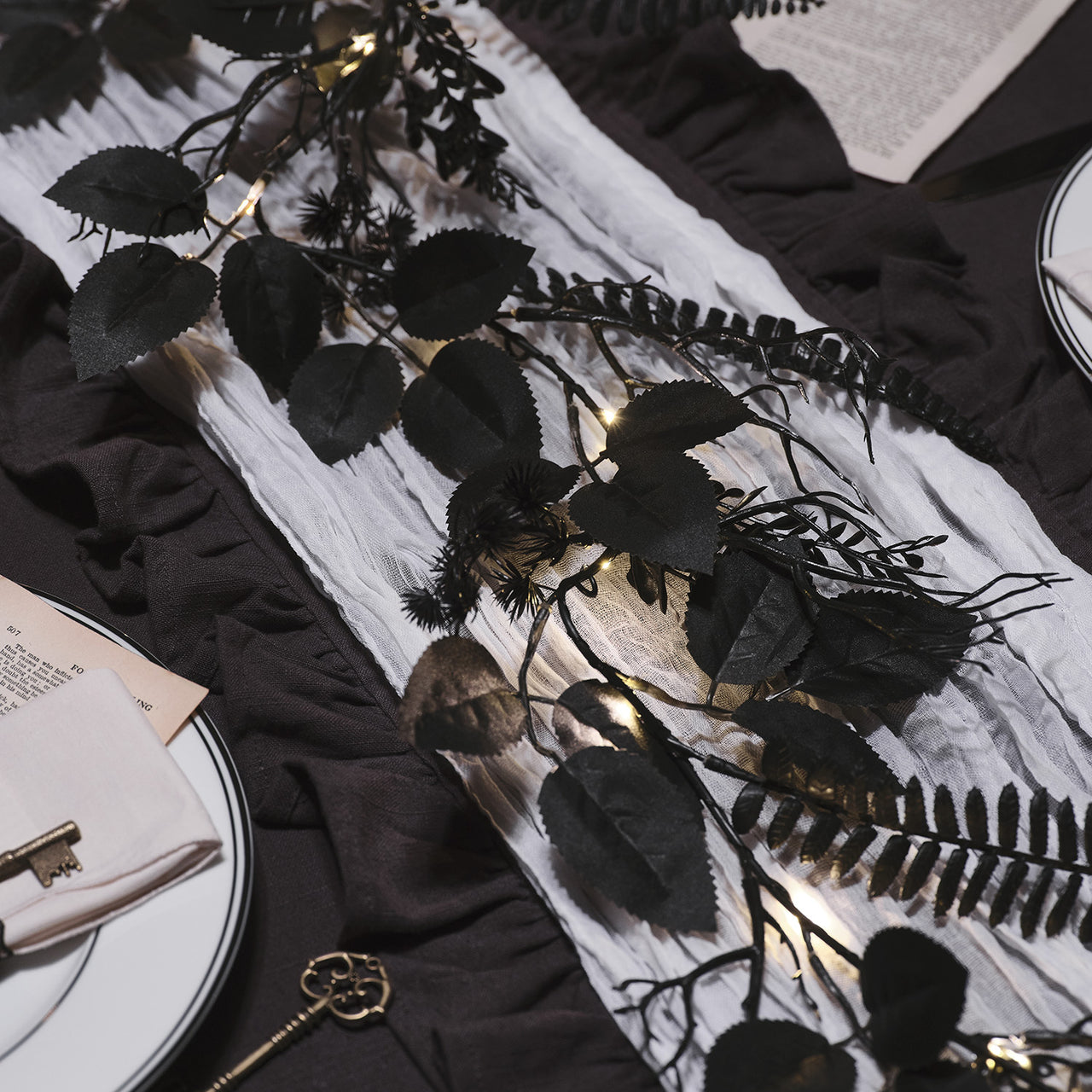D-HA250123-Beleuchtetes_Halloween-Set_Schwarzer_Blaetter-Kranz_Girlande_8