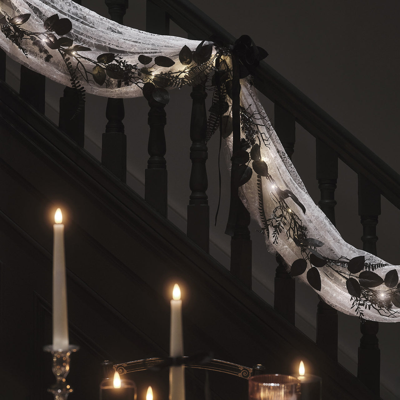 D-HA250123-Beleuchtetes_Halloween-Set_Schwarzer_Blaetter-Kranz_Girlande_9