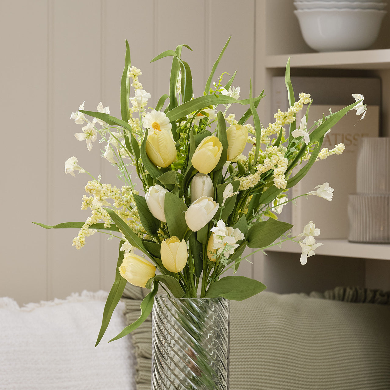 Künstlicher Tulpenstrauß mit Vase und Gänseblümchen in Buttergelb & Salbeigrün