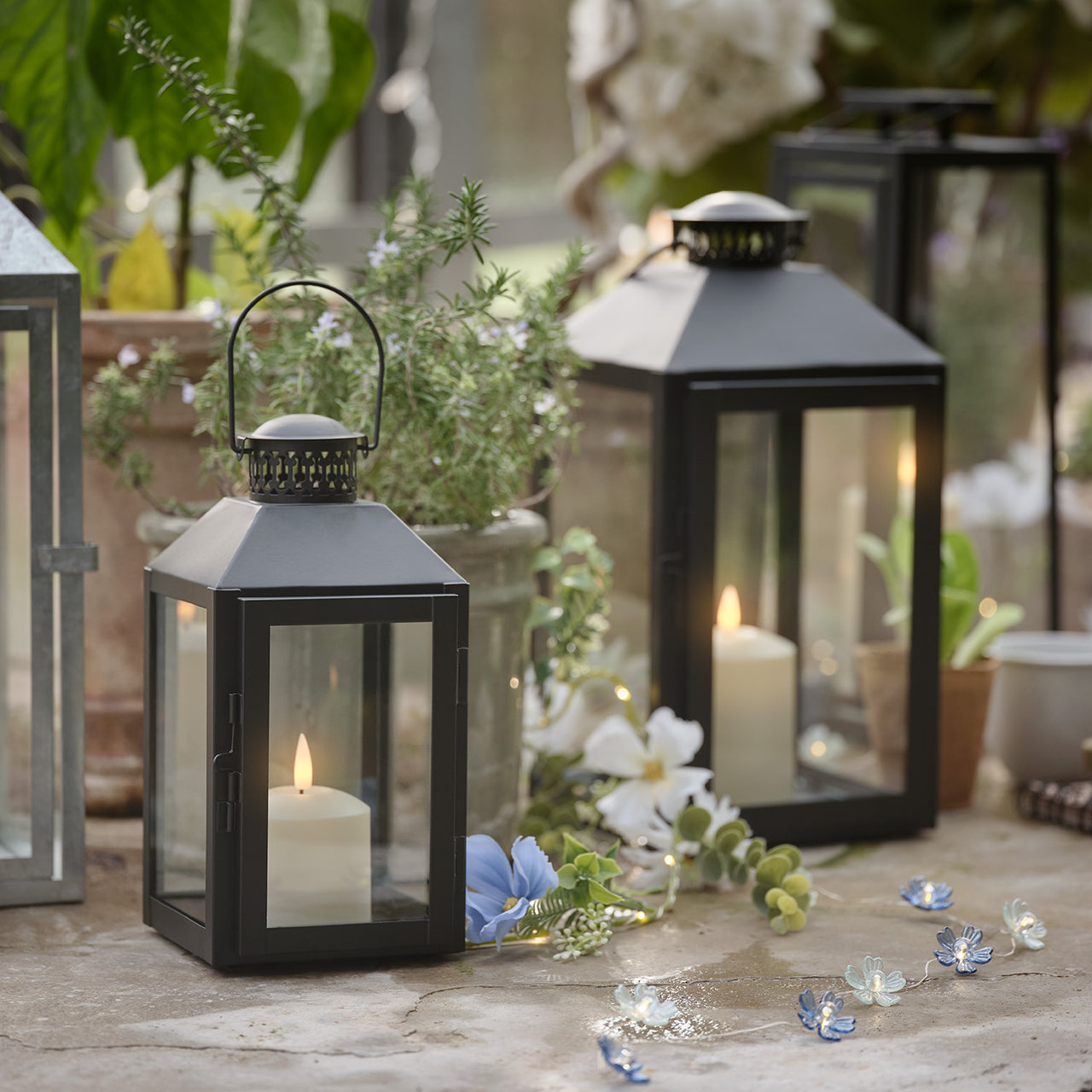 2er Set Metall-Laternen mit TruGlow® LED-Kerzen, Fernbedienung & Timer
