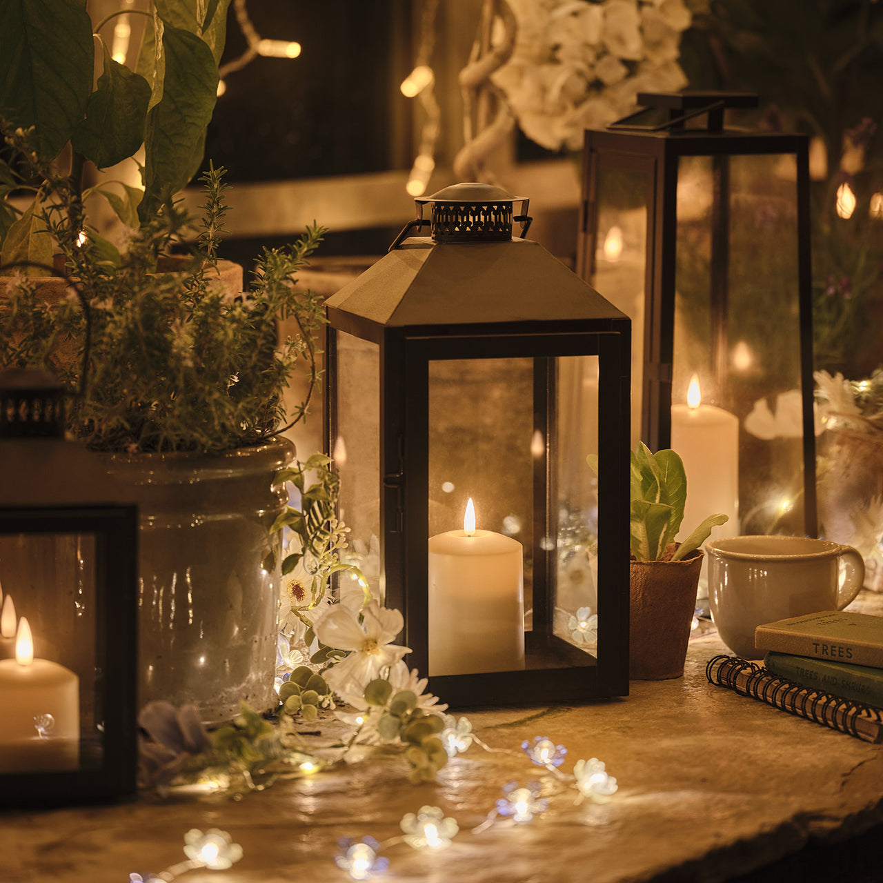 2er Set Metall-Laternen mit TruGlow® LED-Kerzen, Fernbedienung & Timer