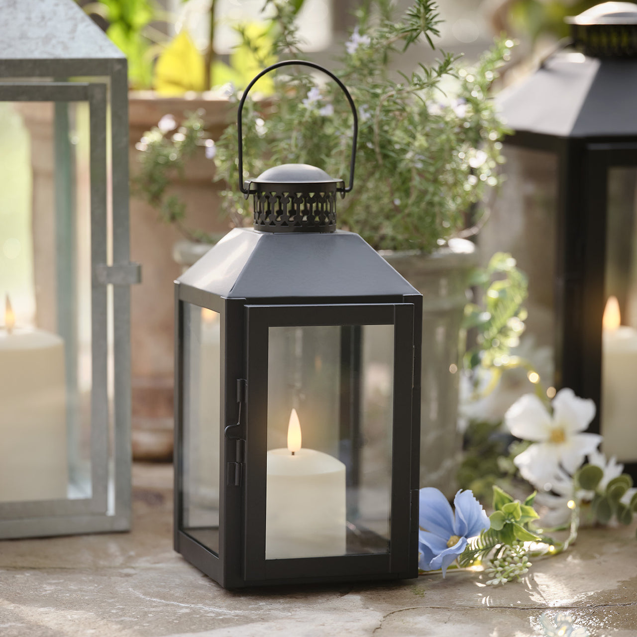 2er Set Metall-Laternen mit TruGlow® LED-Kerzen, Fernbedienung & Timer