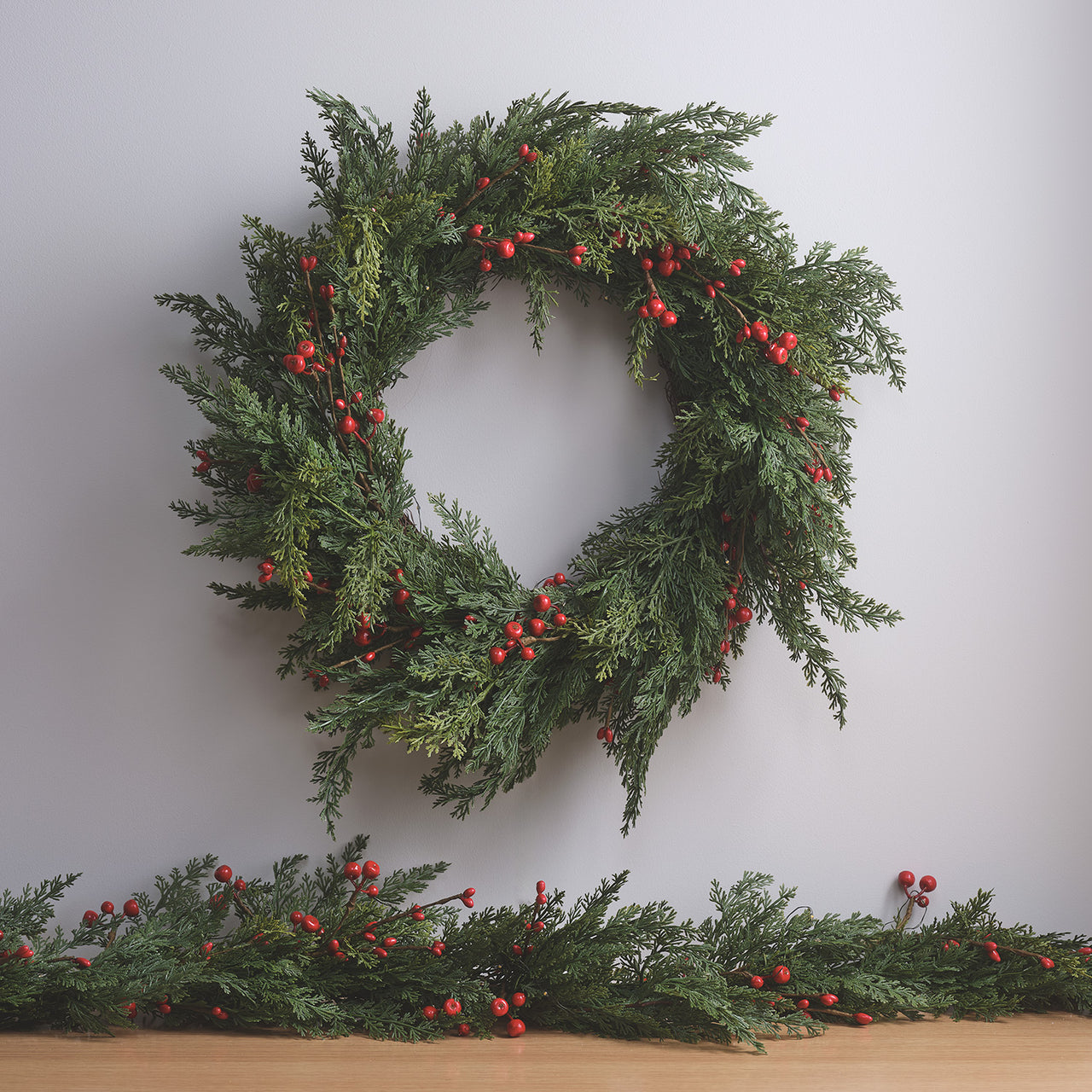 45cm Weihnachtskranz rote Beeren mit Beleuchtung