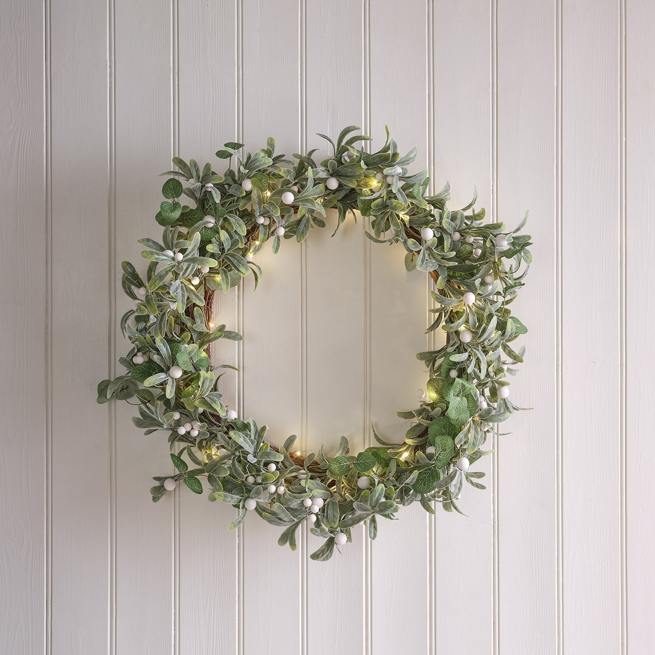 Weihnachtskranz und Weihnachtsgirlande Mistelzweige und Eukalyptus mit Beleuchtung