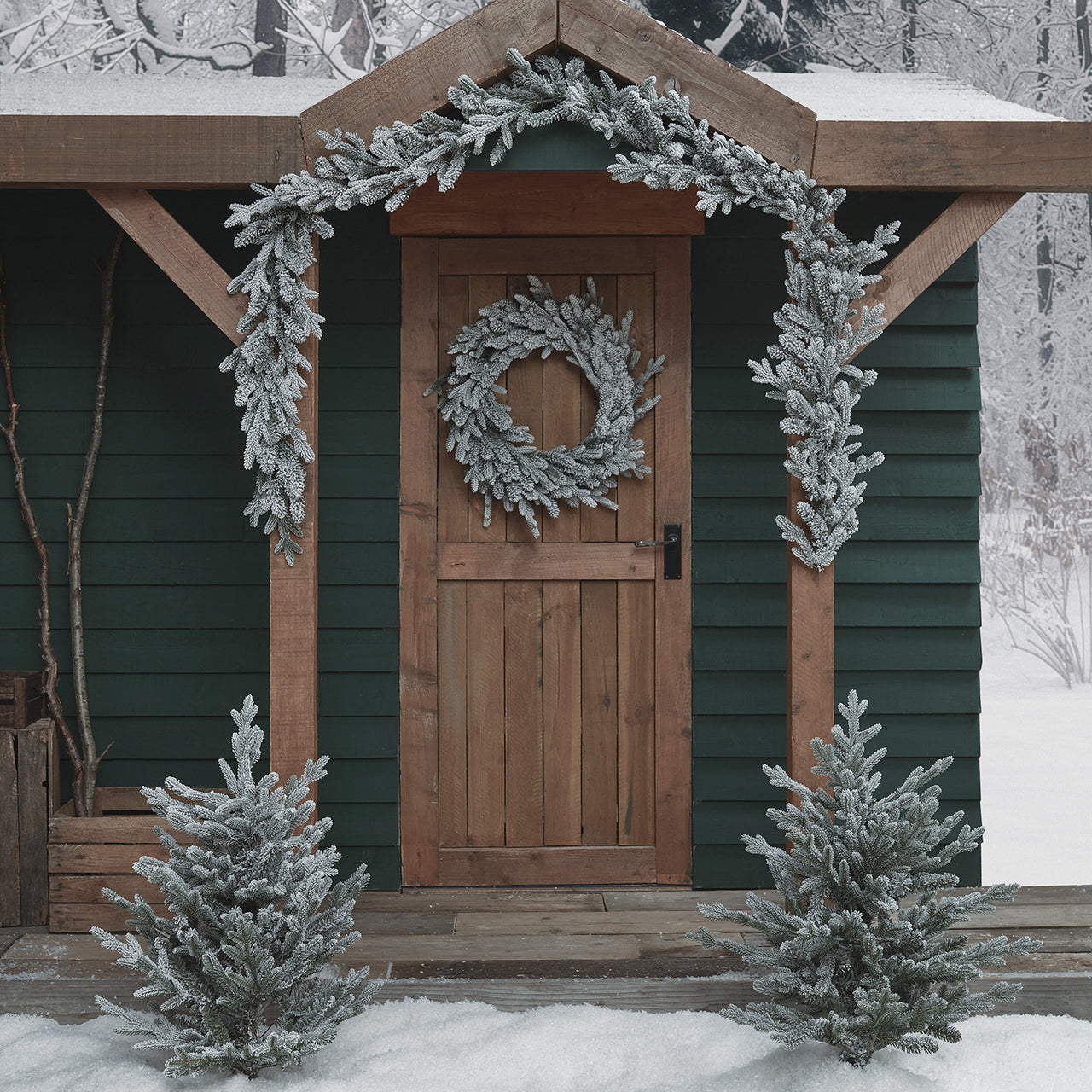 Outdoor Weihnachtsdeko-Set verschneiter Kranz, Girlande und Weihnachtsbaum Stableuchten