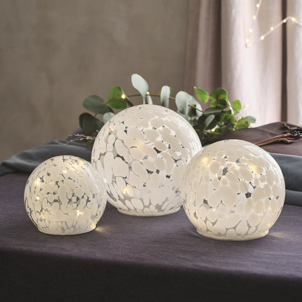12,5cm LED-Glaskugel mit Timer in Konfetti-Glas im Set beleuchtet