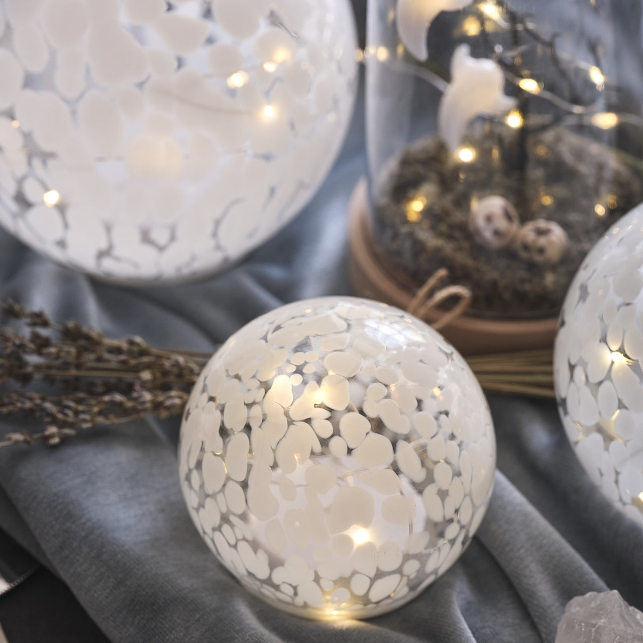 10 cm LED-Glaskugel mit Timer aus Konfettiglas Nahaufnahme