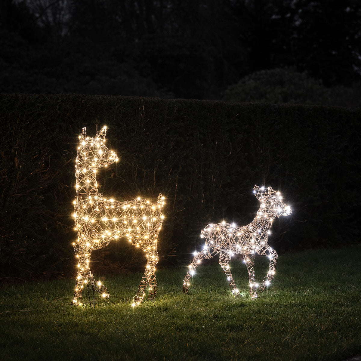 Solar-LED-Rentiere Hirschkuh und Rehkitz mit kaltweiß und warmweiß leuchtenden LEDs im Garten