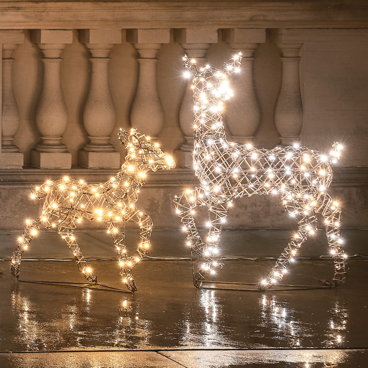 LED-Rentier Hirschkuh und Rehkitz mit warmweißen LEDs leuchtend vor Steinbalustrade