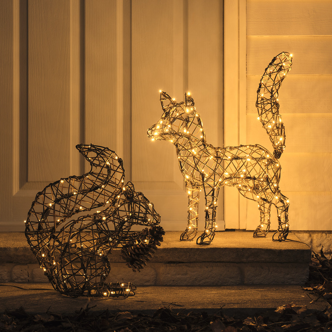 2er-Set Sherwood Rattan LED-Gartenfiguren Fuchs & Eichhörnchen mit 160 LEDs & Timer im Dunkeln beleuchtet