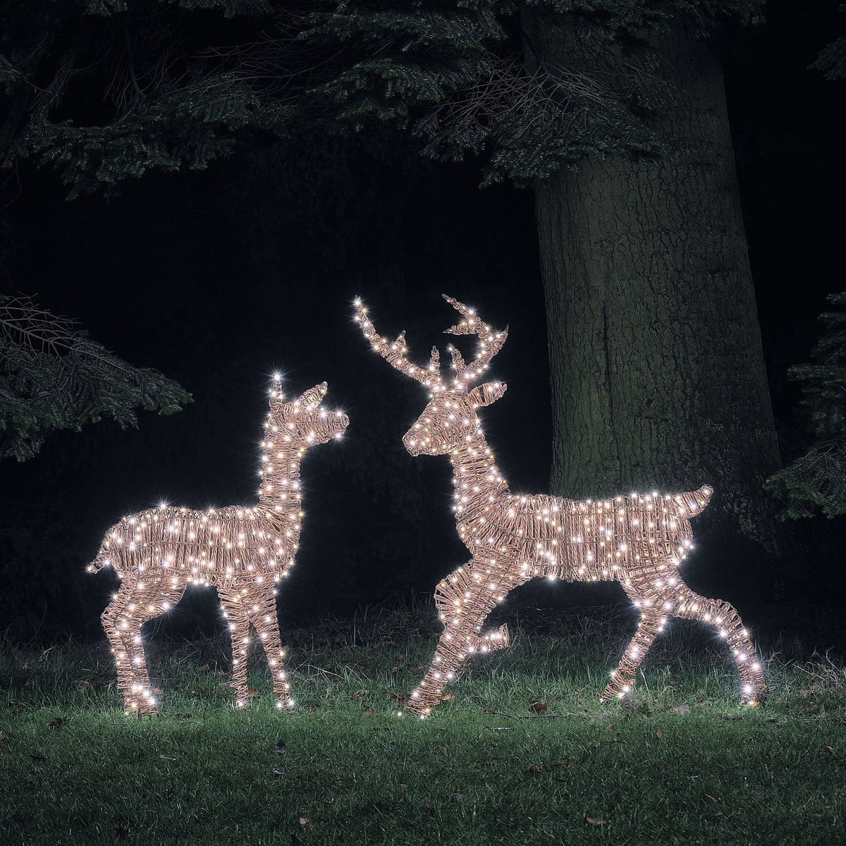 Nahaufnahme Rattanoptik und LED-Beleuchtung eines LED-Rentiers im Schnee