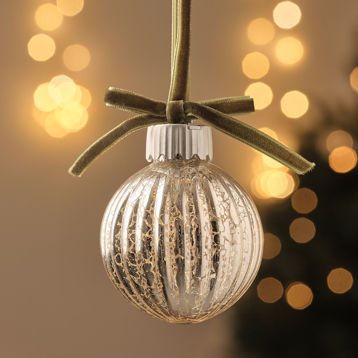 LED-Christbaumkugel aus Glas mit gerippter Oberfläche und grüner Schleife, nicht beleuchtet