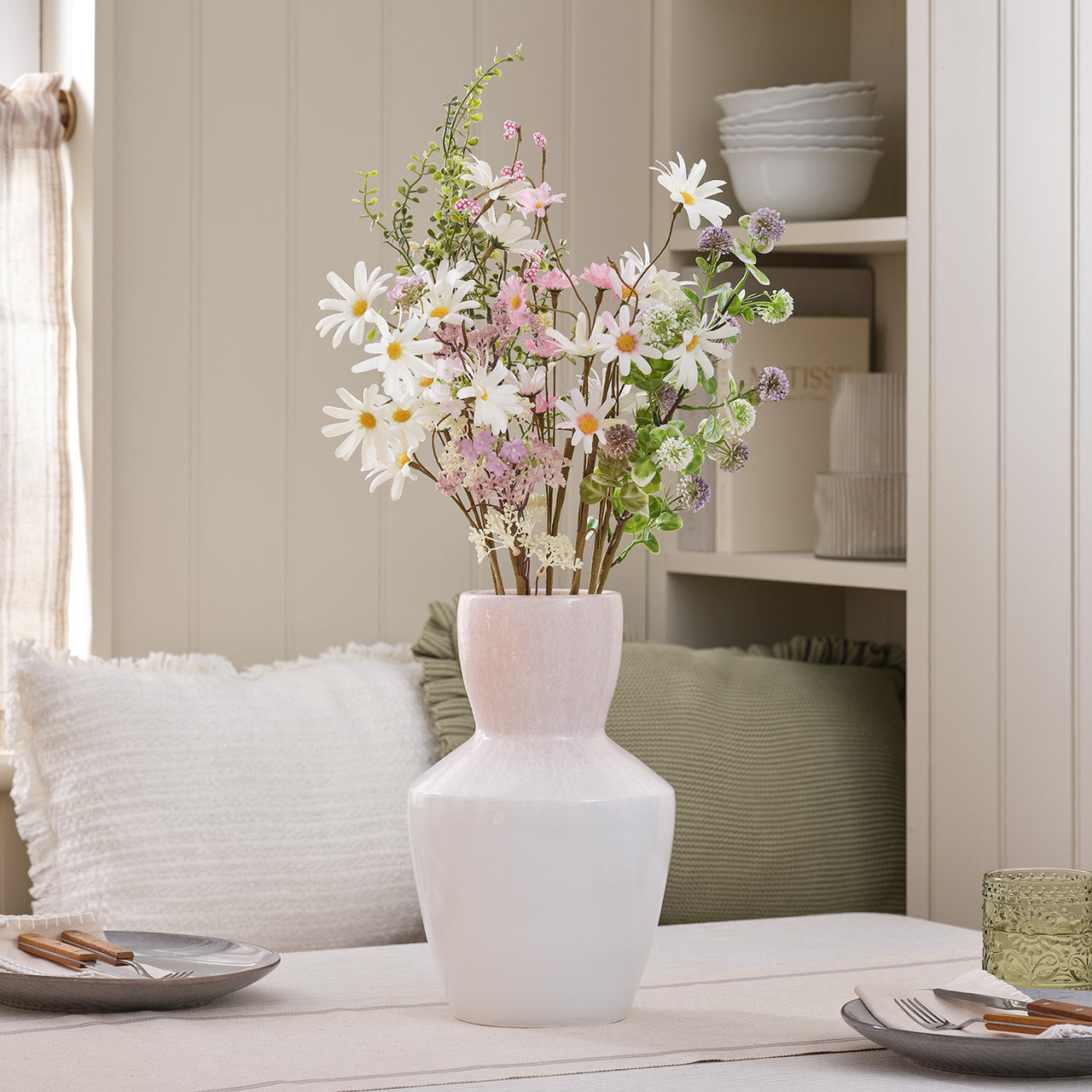 Pinke Keramikvase mit Blumenstrauß