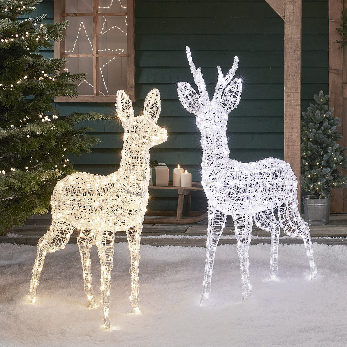 Zwei bicolore LED-Rentiere mit gemischter weißer und warmweißer Beleuchtung im Schnee