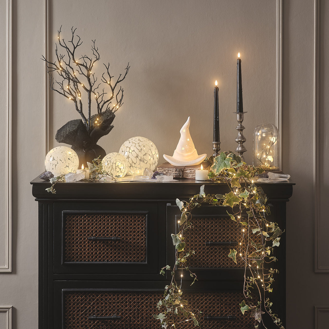 LED-Glasglocke im Halloweendesign mit Geistern und Timer auf Schrank