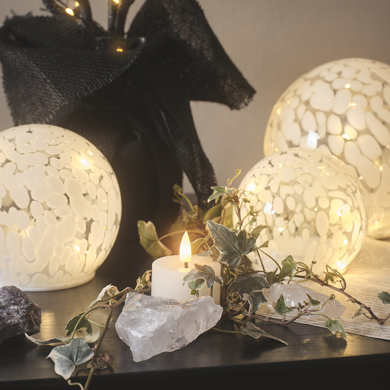 10 cm LED-Glaskugel mit Timer aus Konfettiglas Nahaufnahme beleuchtet