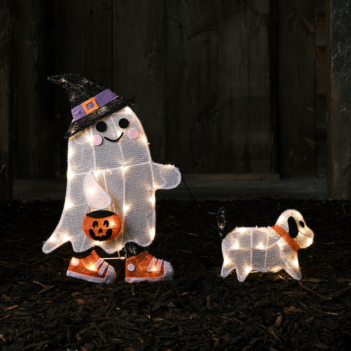 Leuchtende 2D LED Figur eines lächelnden Geists mit Hexenhut und Hund im Dunkeln