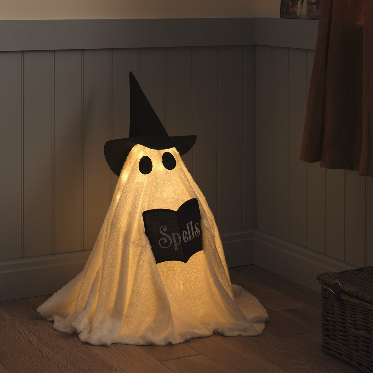 Wanda LED-Halloweenfigur Hexen-Geist für außen in Weiß im Haus