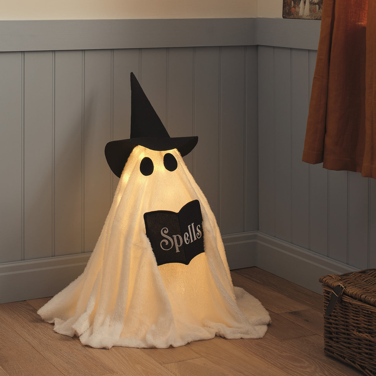 Wanda LED-Halloweenfigur Hexen-Geist für außen in Weiß im Haus