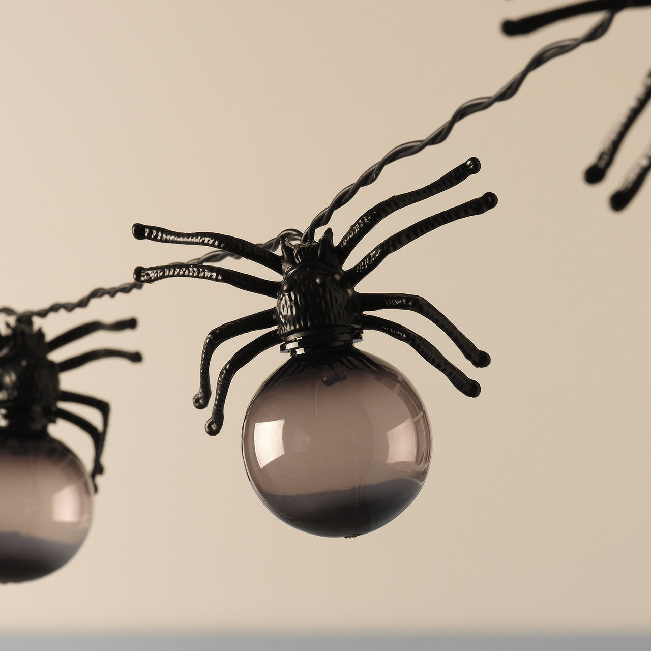 10er Spinnen lila LED-Lichterkette Halloween mit Timer Nahaufnahme