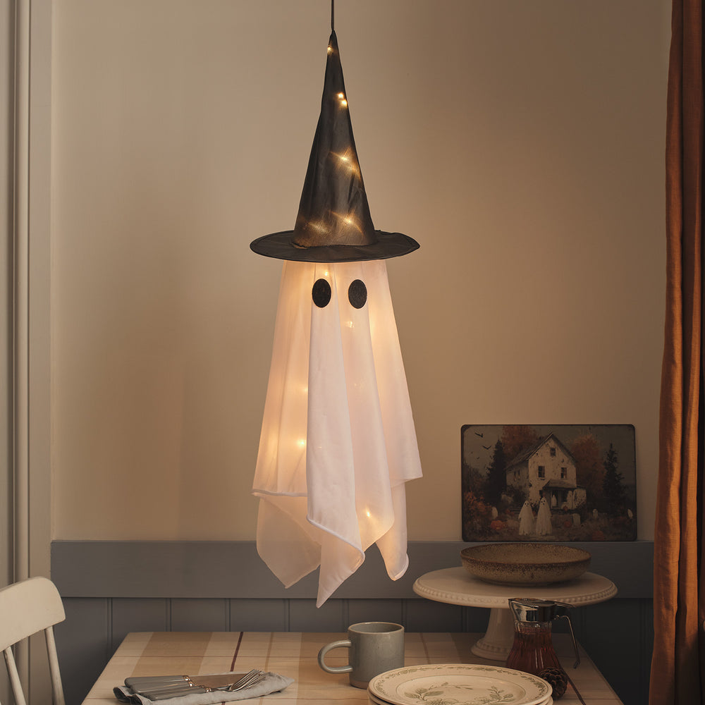 Hängender LED-Geist Winnie mit Hexenhut beleuchtet