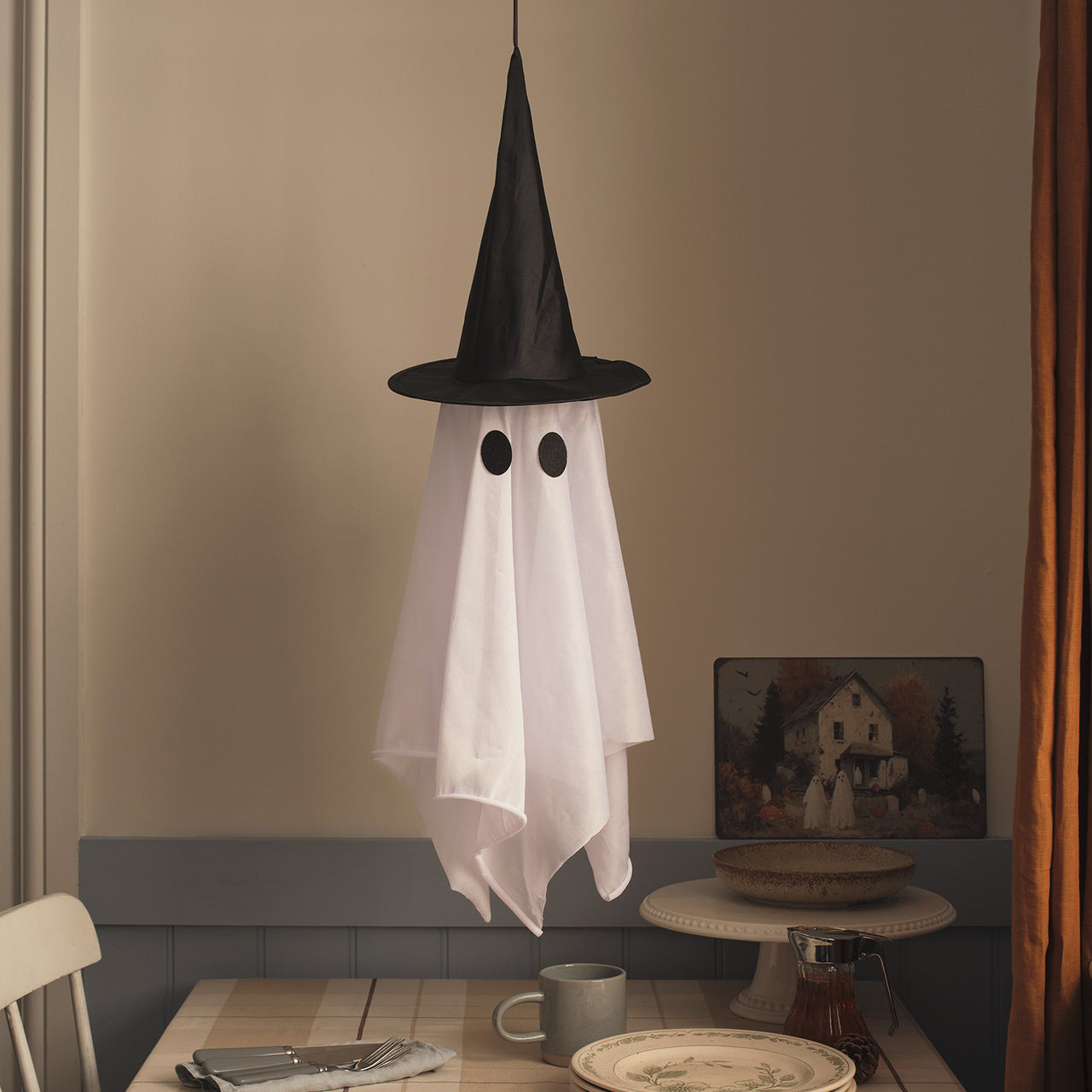 Hängender LED-Geist Winnie mit Hexenhut unbeleuchtet