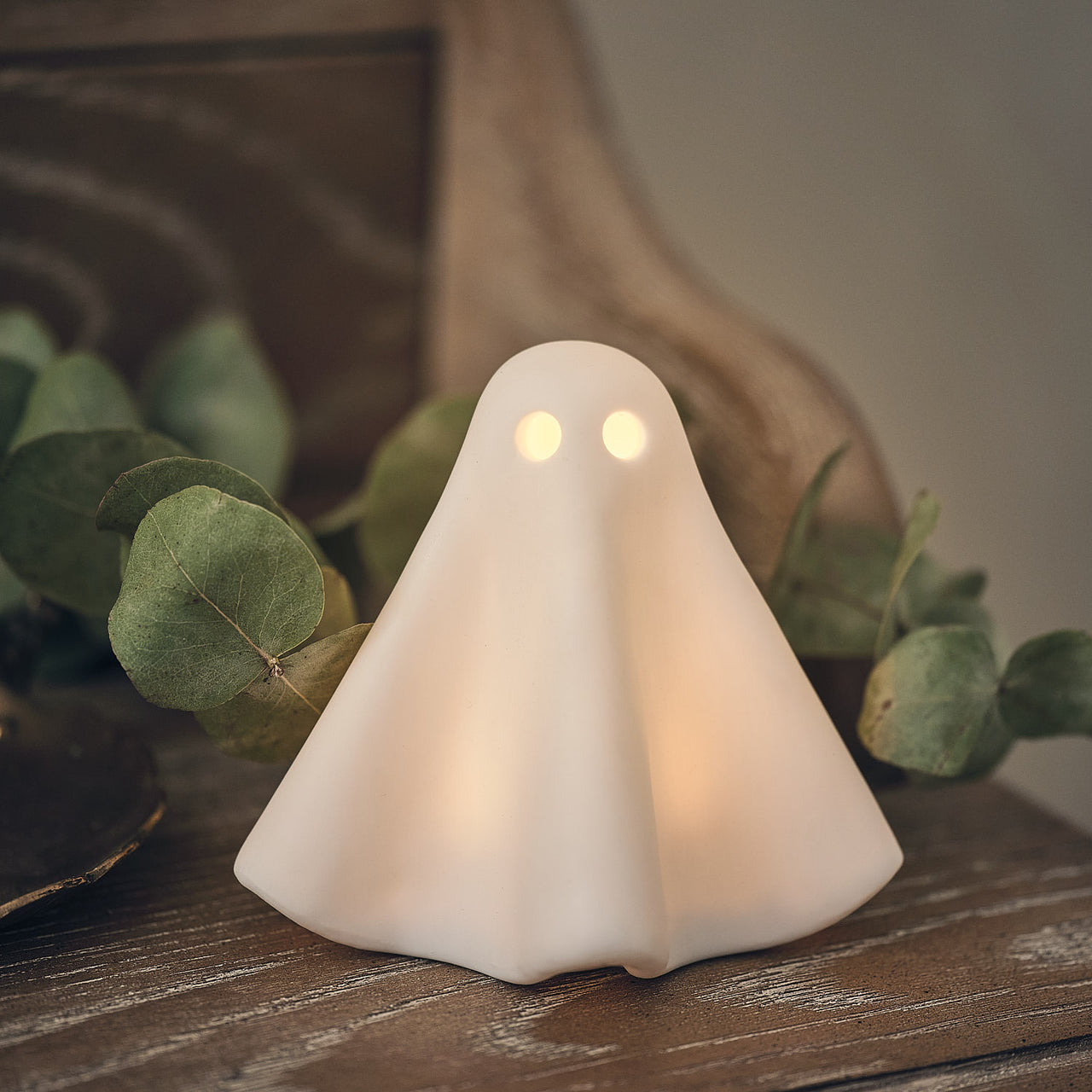 Gerald der LED-Halloween-Geist aus Porzellan Nahaufnahme beleuchtet