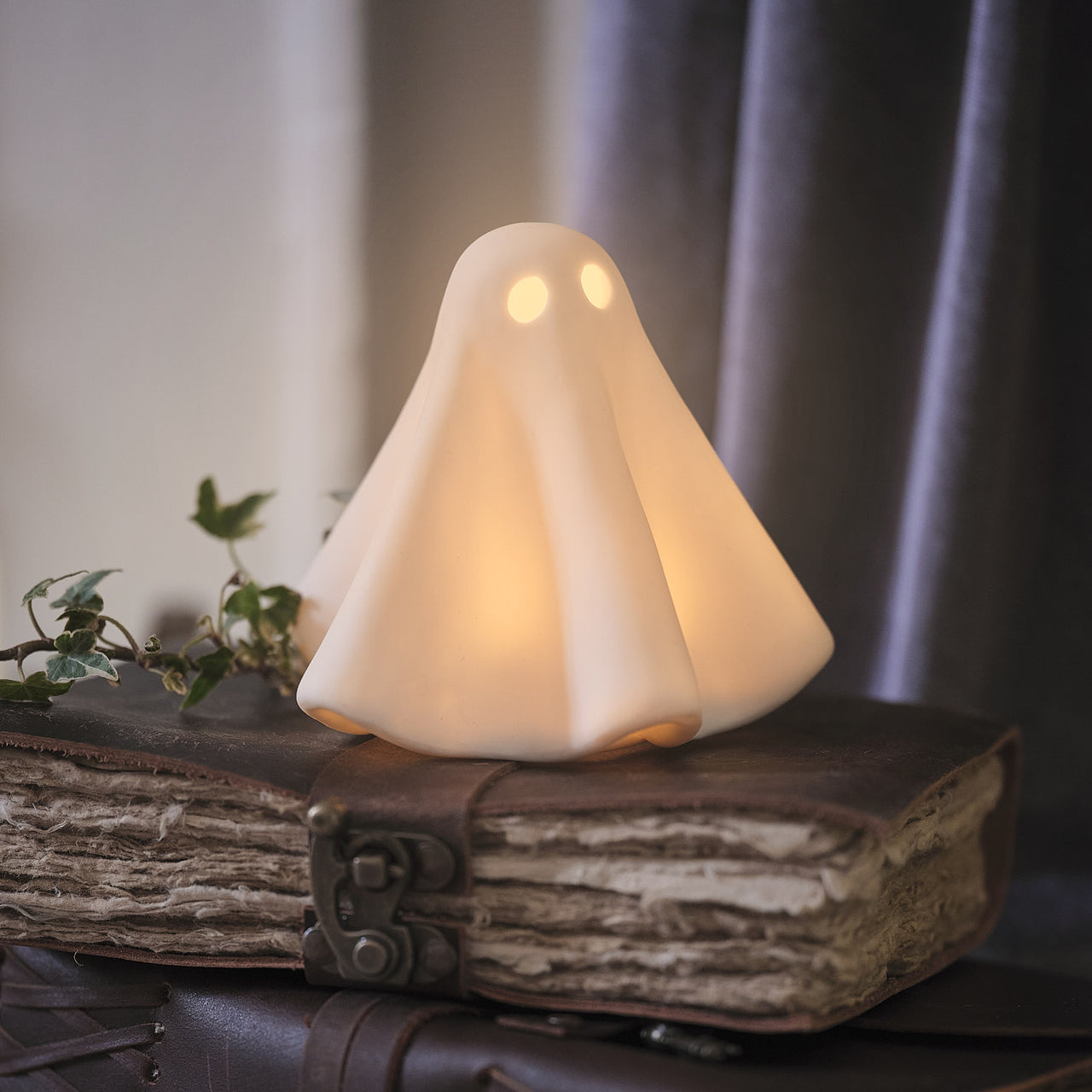 Gerald der LED-Halloween-Geist aus Porzellan auf altem Buch 