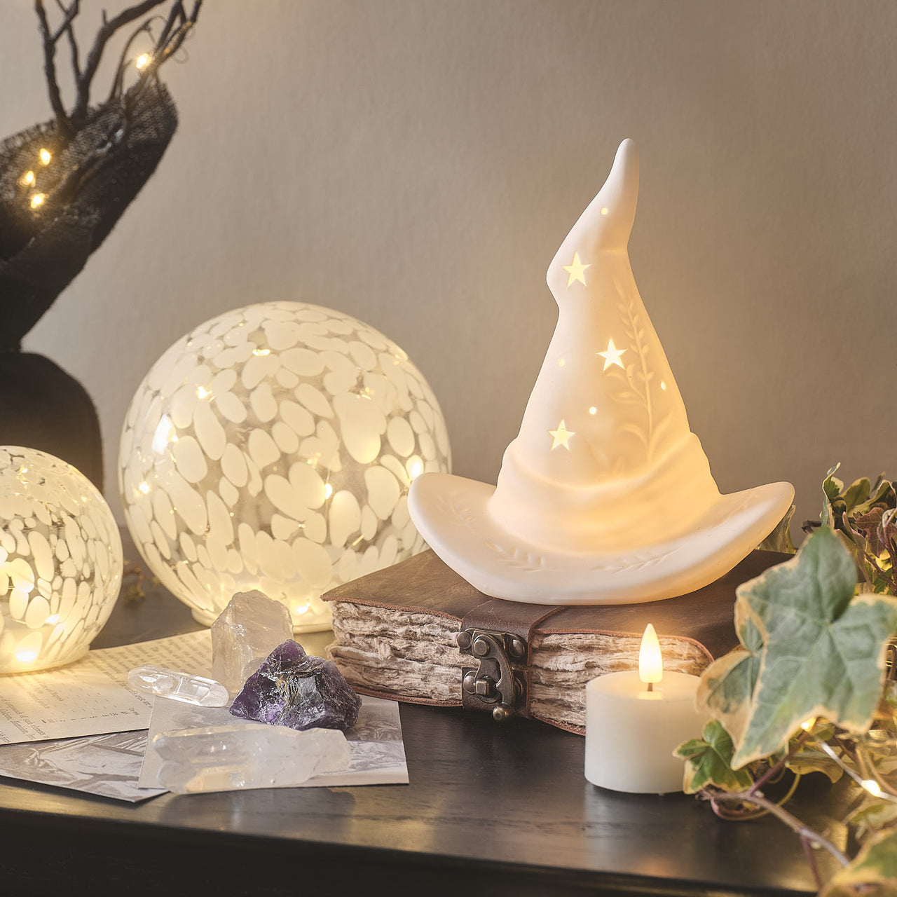 Porzellan LED-Hexenhut Deko mit Timer beleuchtet in Gruseldeko